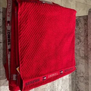 Tommy Hilfiger bath towels ...nwot set of 2